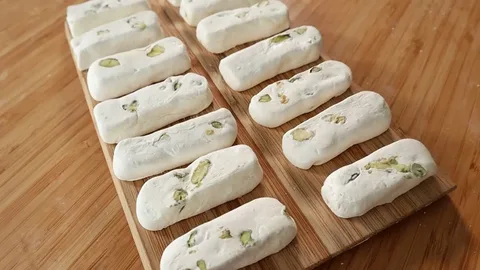 گز مغر پسته ساختار یکدست سفید